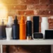Kleurrijke consumentenproducten — huidverzorging, verpakte goederen en kleine elektronica — op een wit magazijnrek met warme gouden belichting.