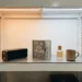 Flat lay van bestseller productcategorieën: elektronica, kinderboek, cosmeticaflesje en huishoudelijk artikel op wit magazijnrek.
