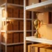 Gouden eerste-plaatstrofee op een wit magazijnrek met nette productdozen, warm goudkleurig licht van links.