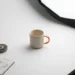 Consumentenproduct op witte achtergrond in professionele studiofotografie met softbox, meetlint en stijlgids.