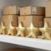 Vijf gouden sterren op witte magazijnplank met ingepakte e-commerce pakketten op de achtergrond, zachte studiobelichting.